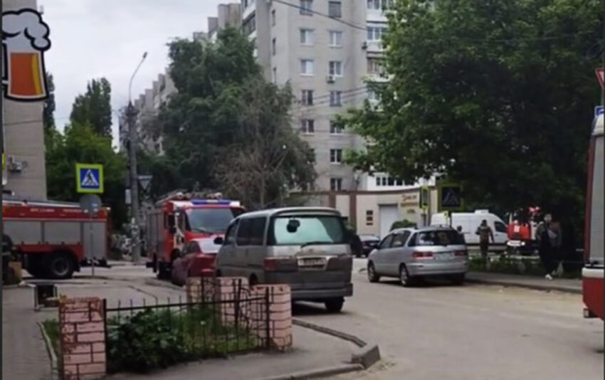 Из-за пожара в воронежской многоэтажке на улице Карпинского спасатели эвакуировали людей