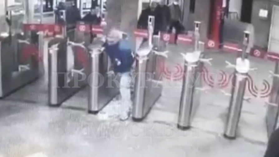 Пассажир московского метро разбил турникет, не желая платить за проезд, и попал на видео