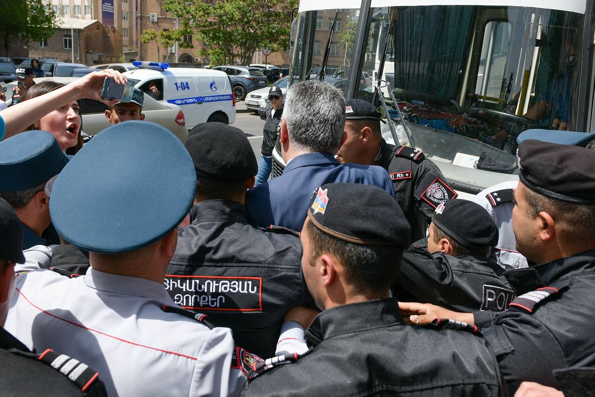 В Армении перепутали военных с протестующими